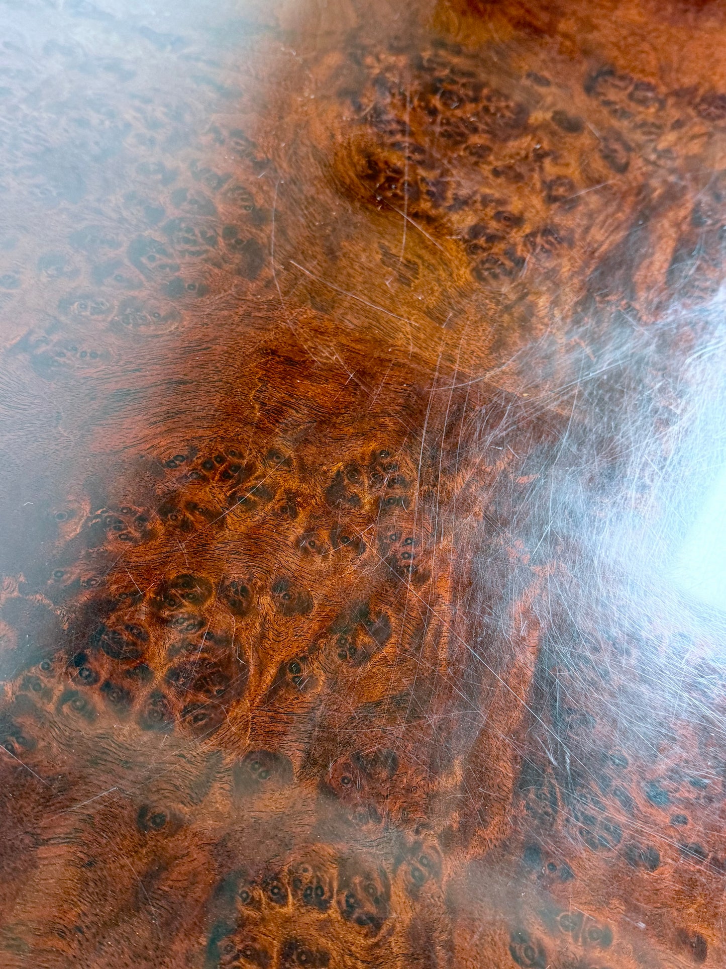 Table basse en loupe d’orme et laiton par Roche & Bobois
