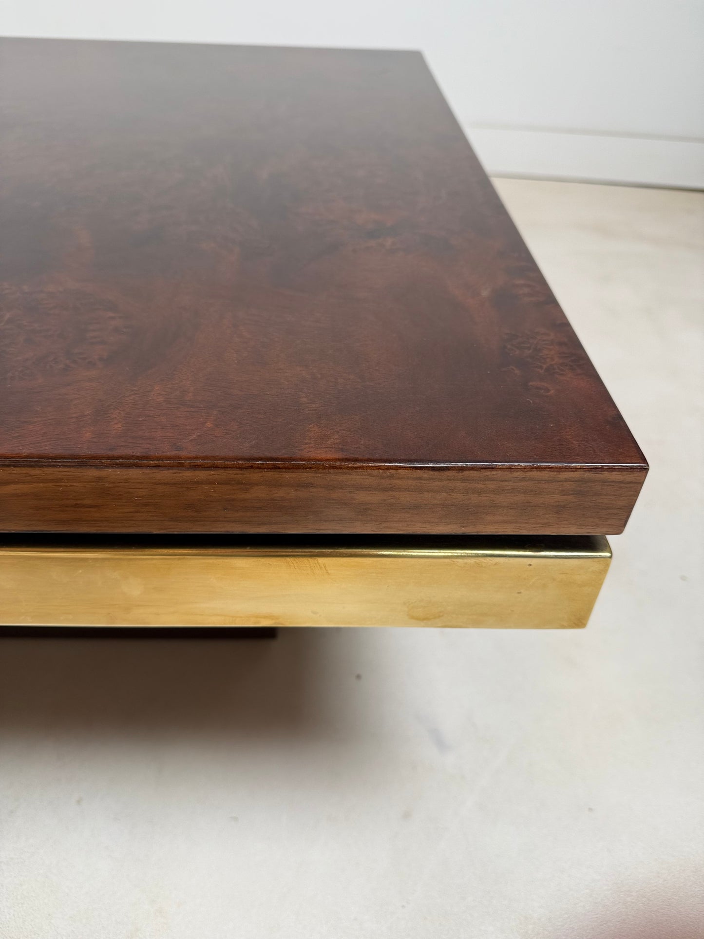 Table basse en loupe d’orme et laiton par Roche & Bobois
