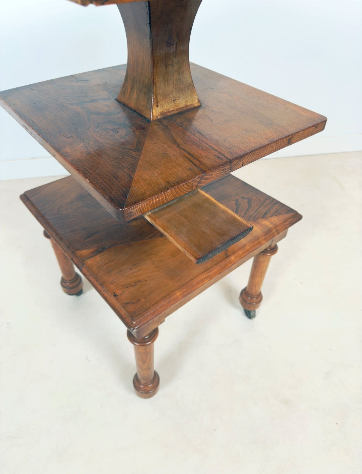 Table d’appoint anglaise sur roulettes
