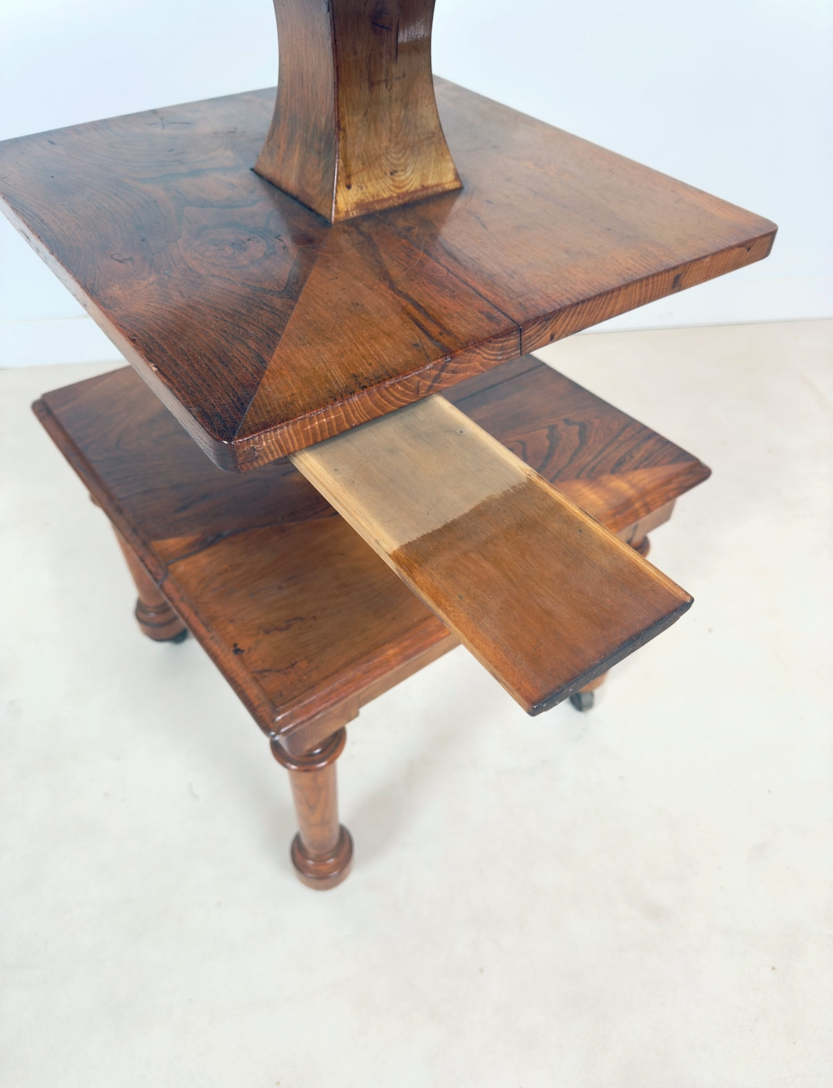 Table d’appoint anglaise sur roulettes