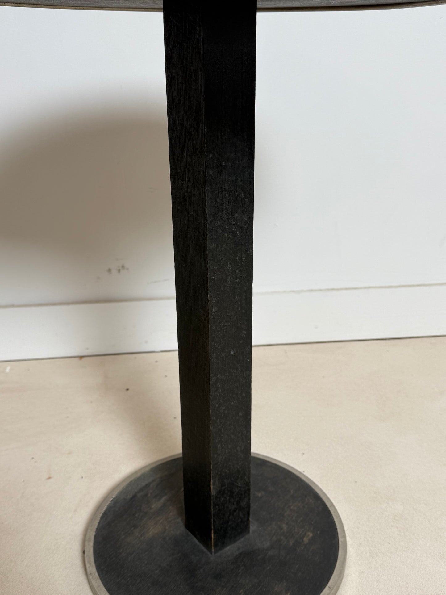 Table d’appoint aux accents Art Déco