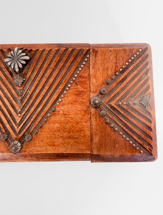 Ancienne boîte à bijoux en bois gravé