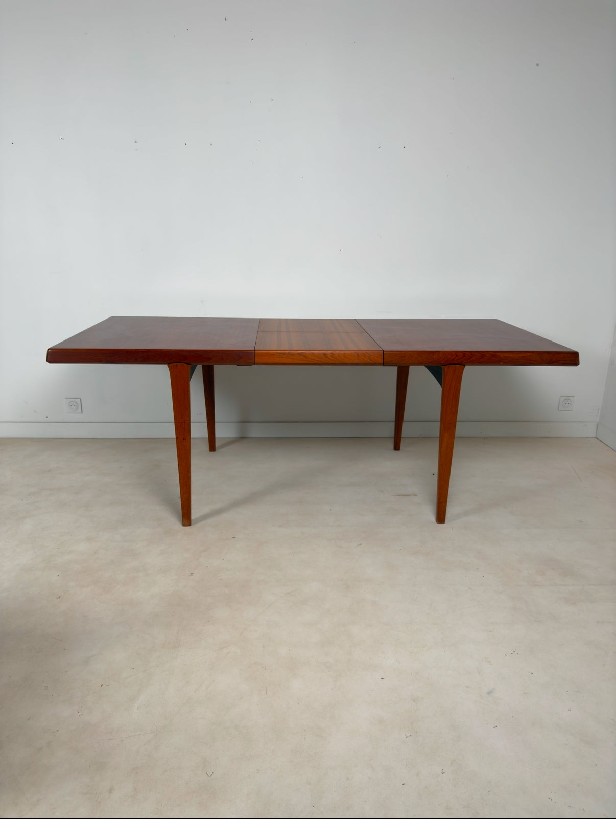 Table scandinave à rallonges intégrées