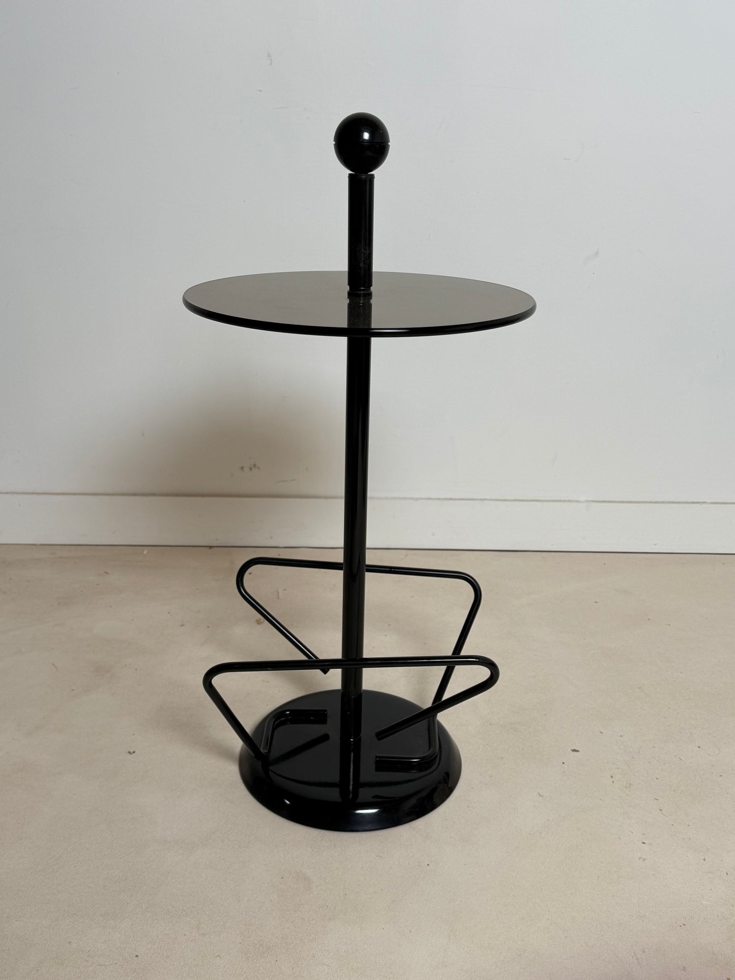 Table d’appoint post-moderne