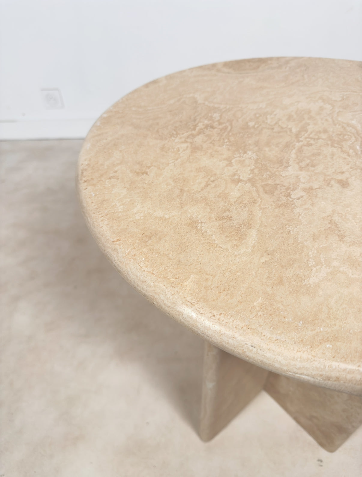 Table d’appoint en travertin