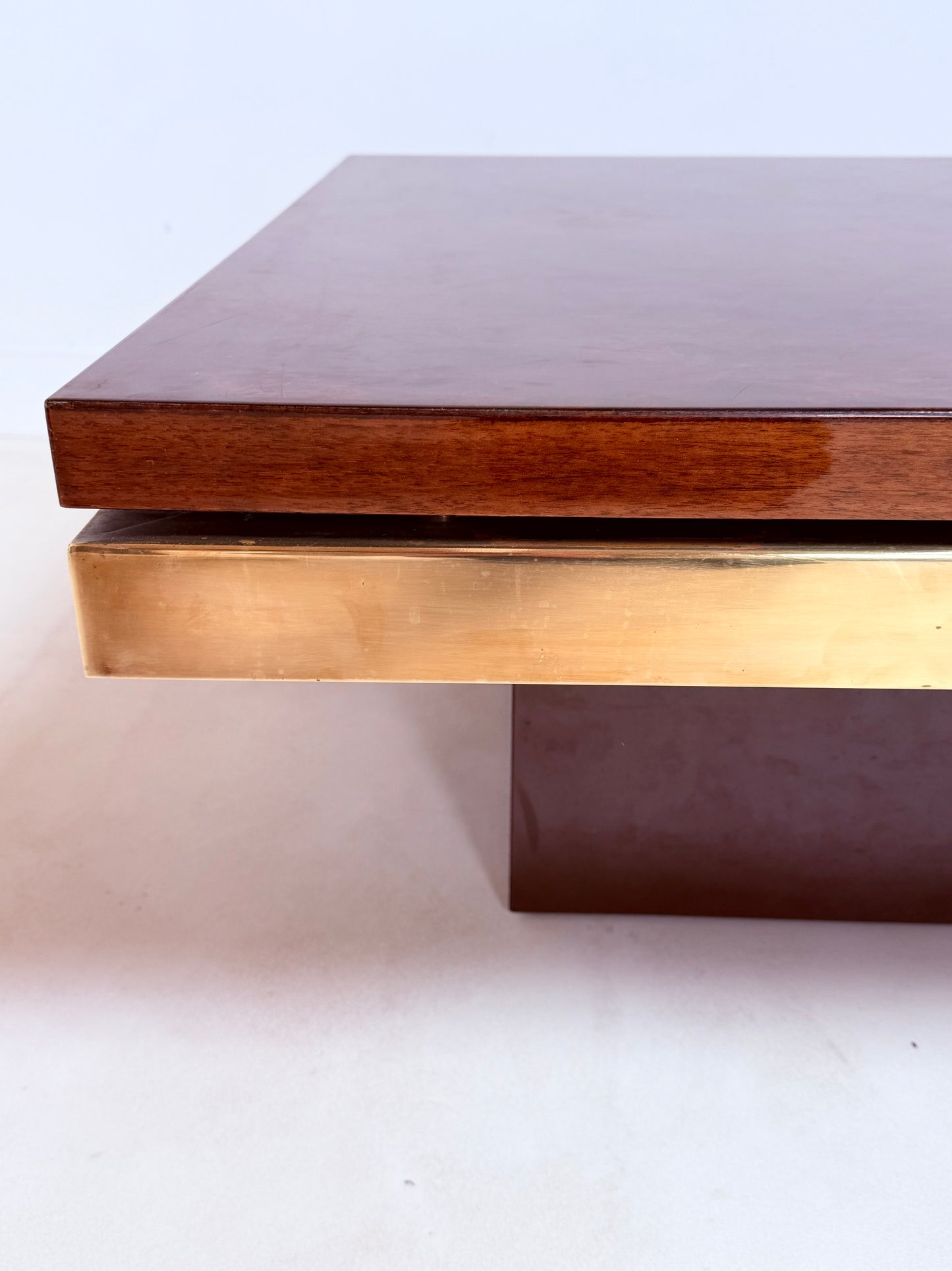 Table basse en loupe d’orme et laiton par Roche & Bobois