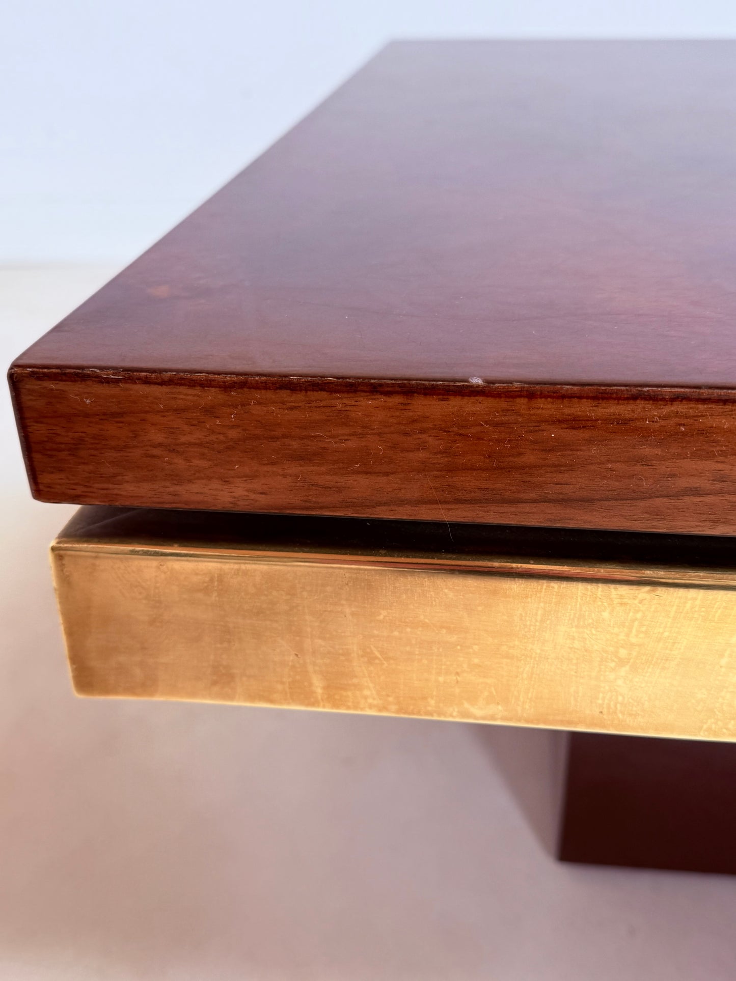 Table basse en loupe d’orme et laiton par Roche & Bobois