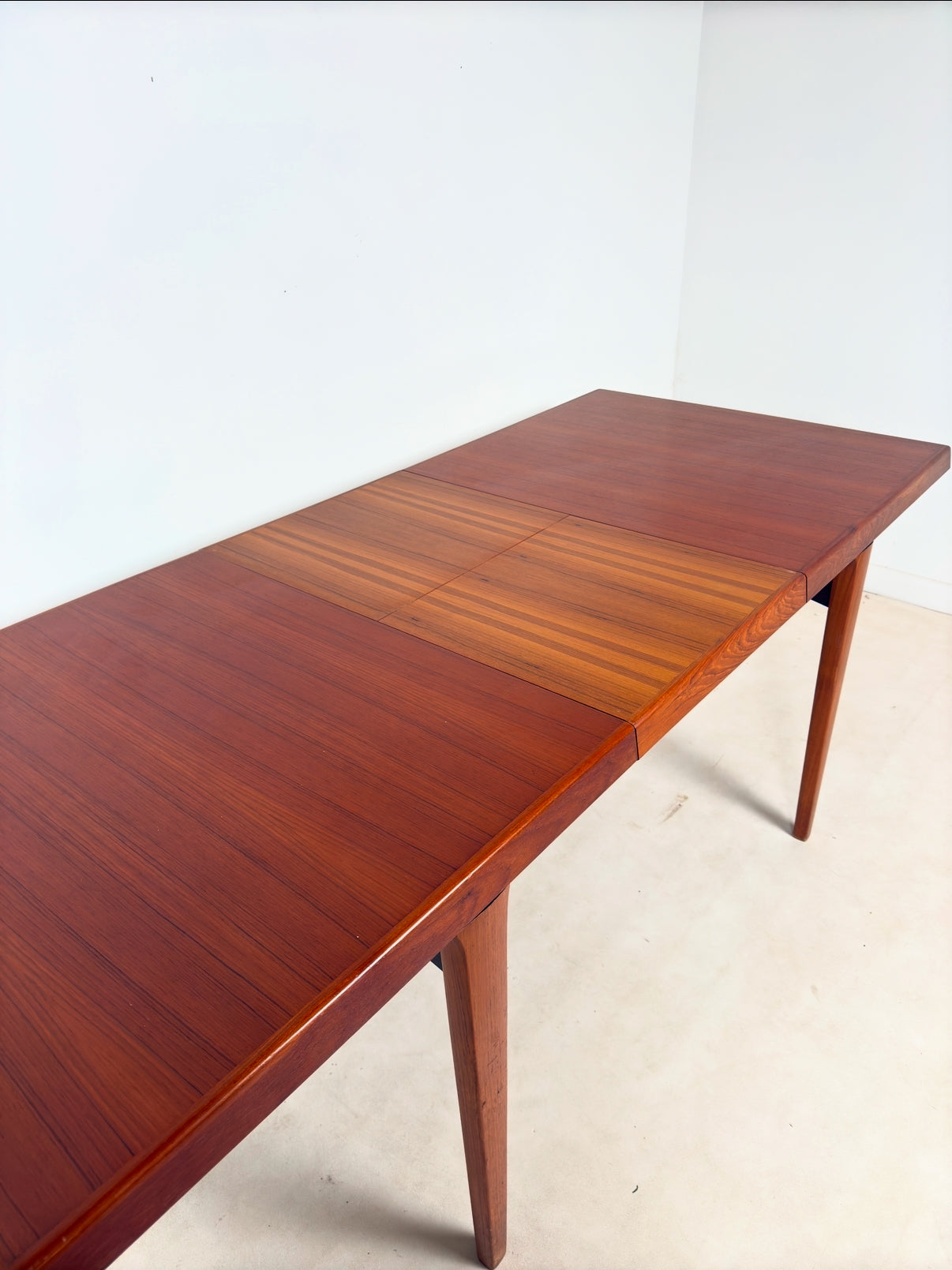 Table scandinave à rallonges intégrées