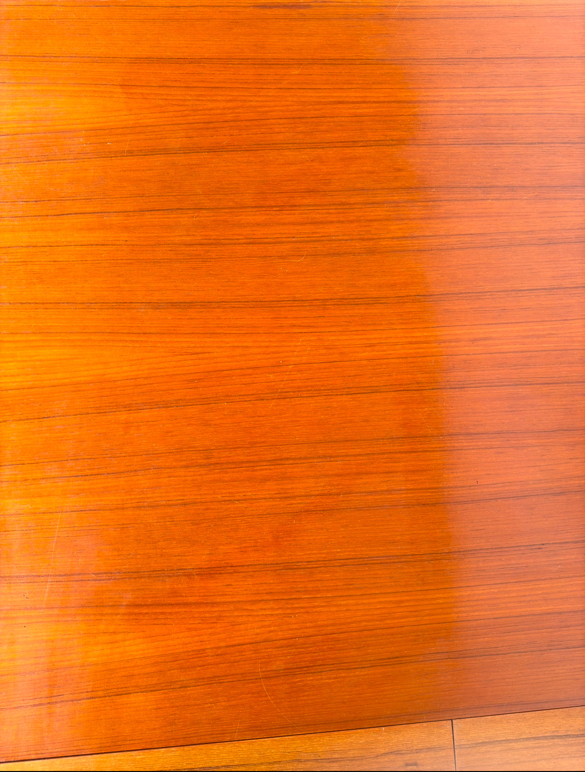 Table scandinave à rallonges intégrées