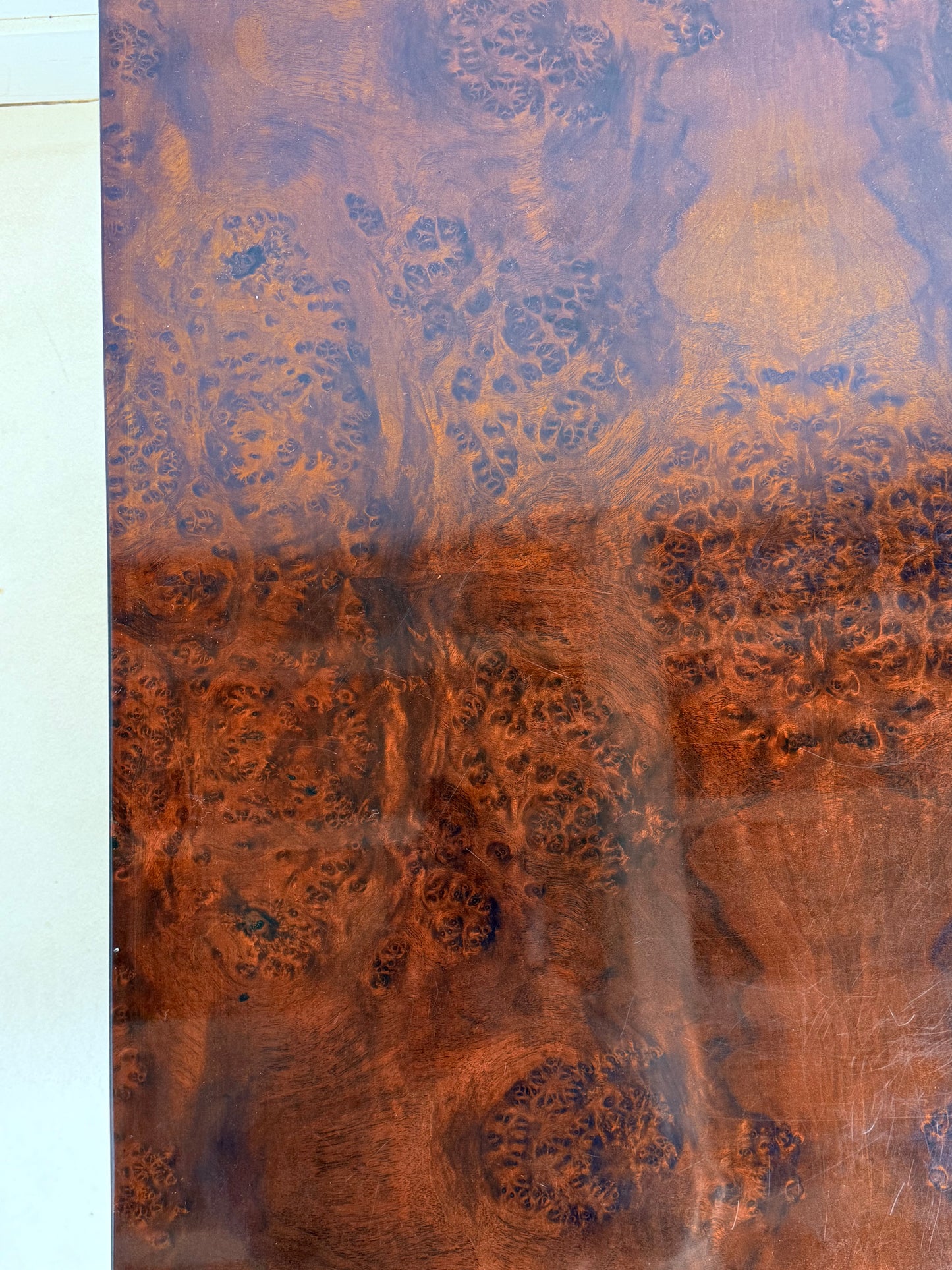 Table basse en loupe d’orme et laiton par Roche & Bobois