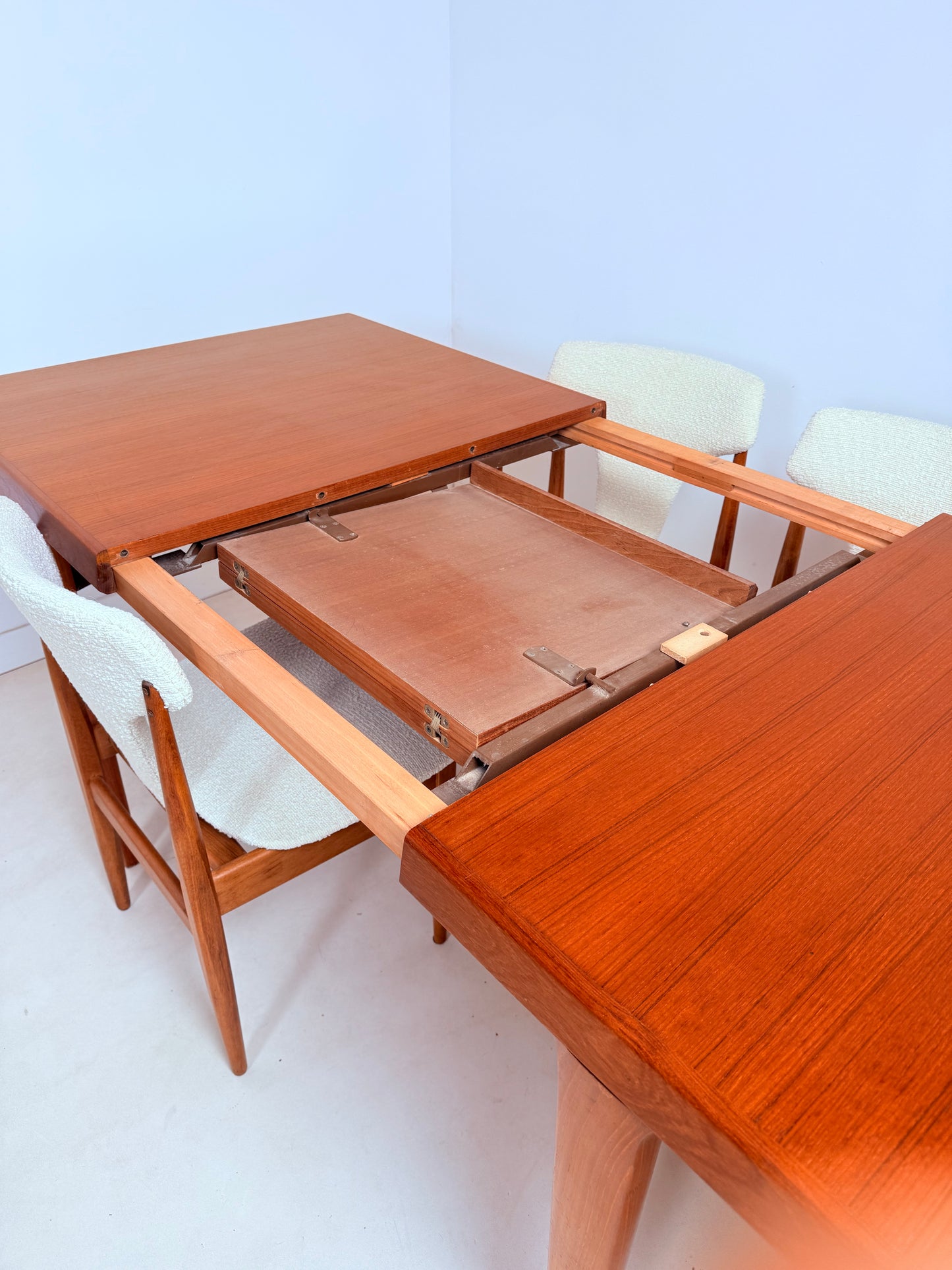 Table scandinave à rallonges intégrées