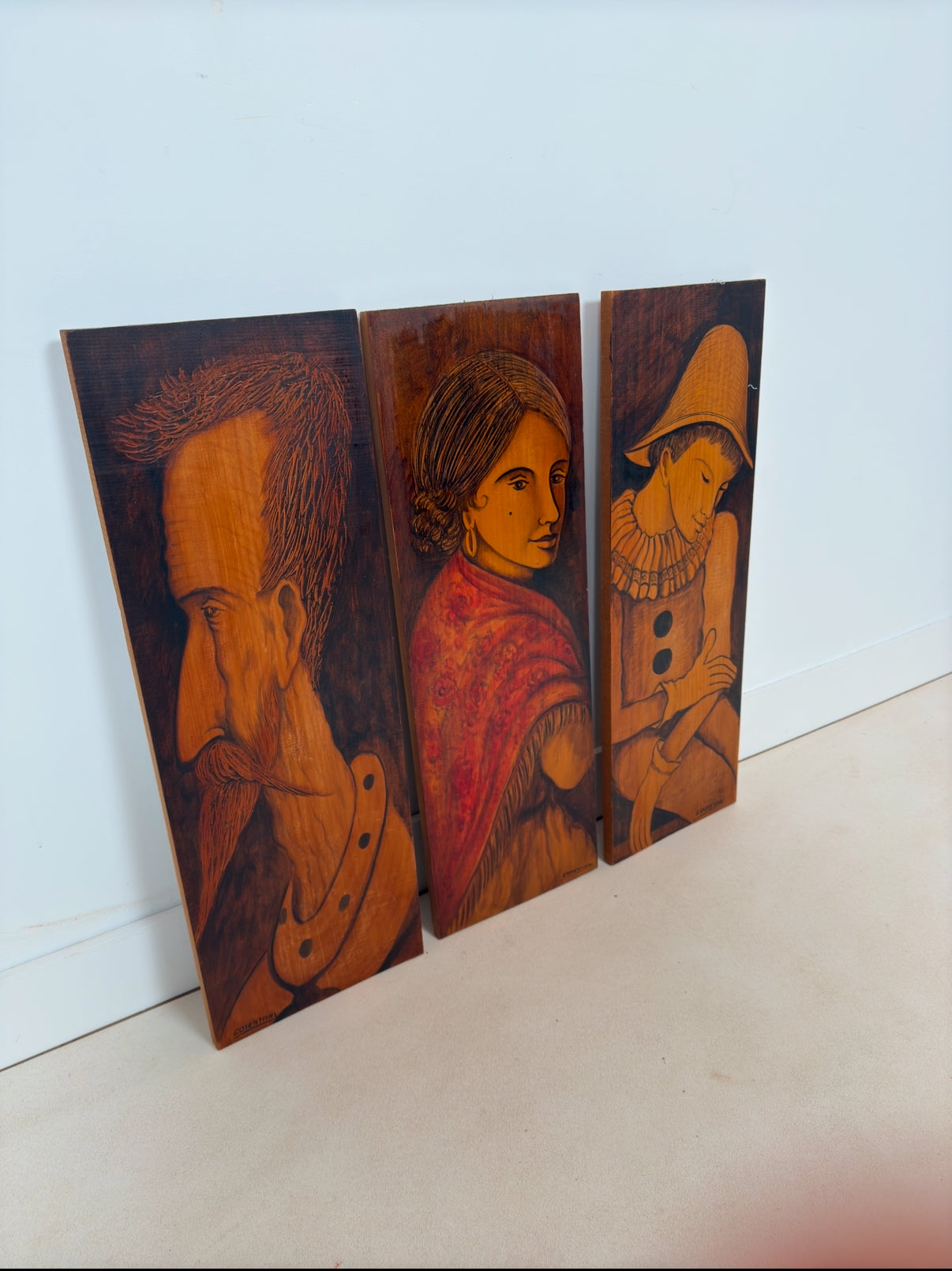 Ensemble de 3 panneaux en bois peint et gravés par Cosentarl