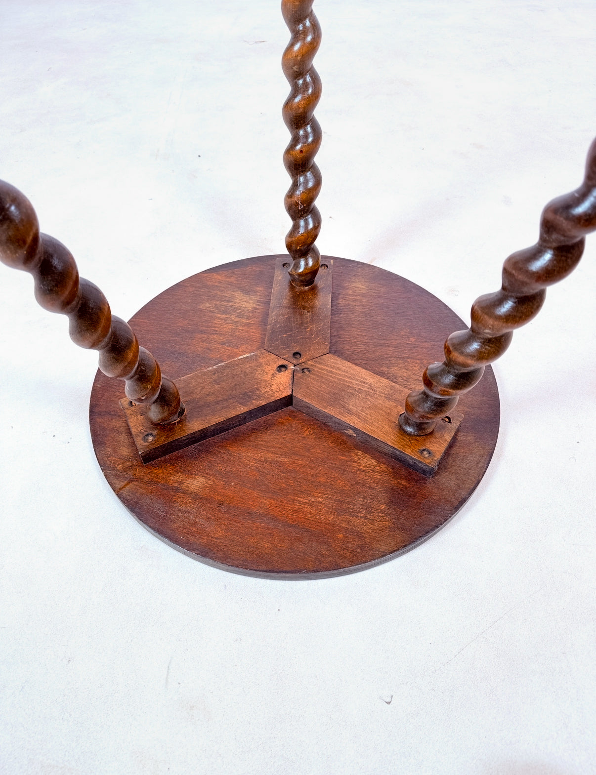 Table d’appoint ancienne aux pieds tournés