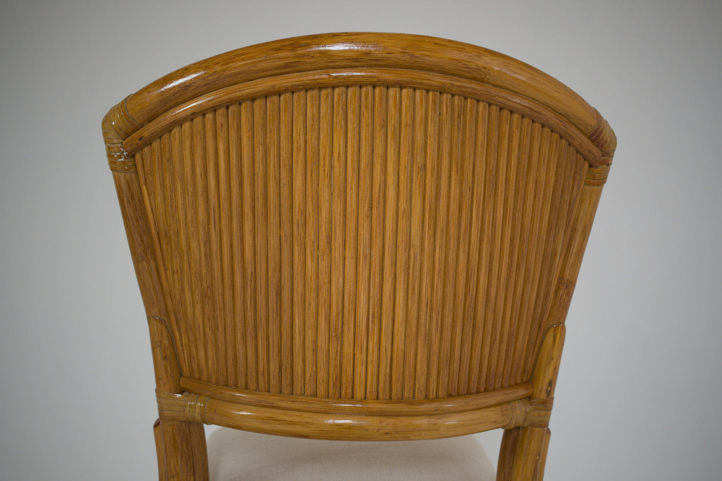 Suite de 4 chaises en rotin et tissu écru – esprit Riviera / années 1970