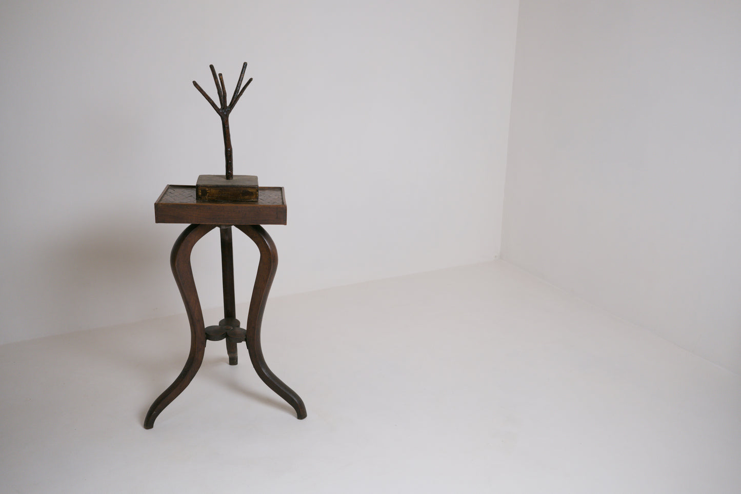 Table d'appoint tripode d'inspiration Sécession