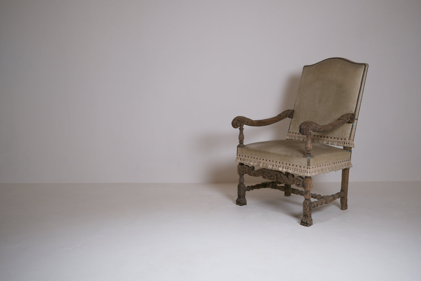 Important fauteuil à bras Louis XIII en bois sculpté