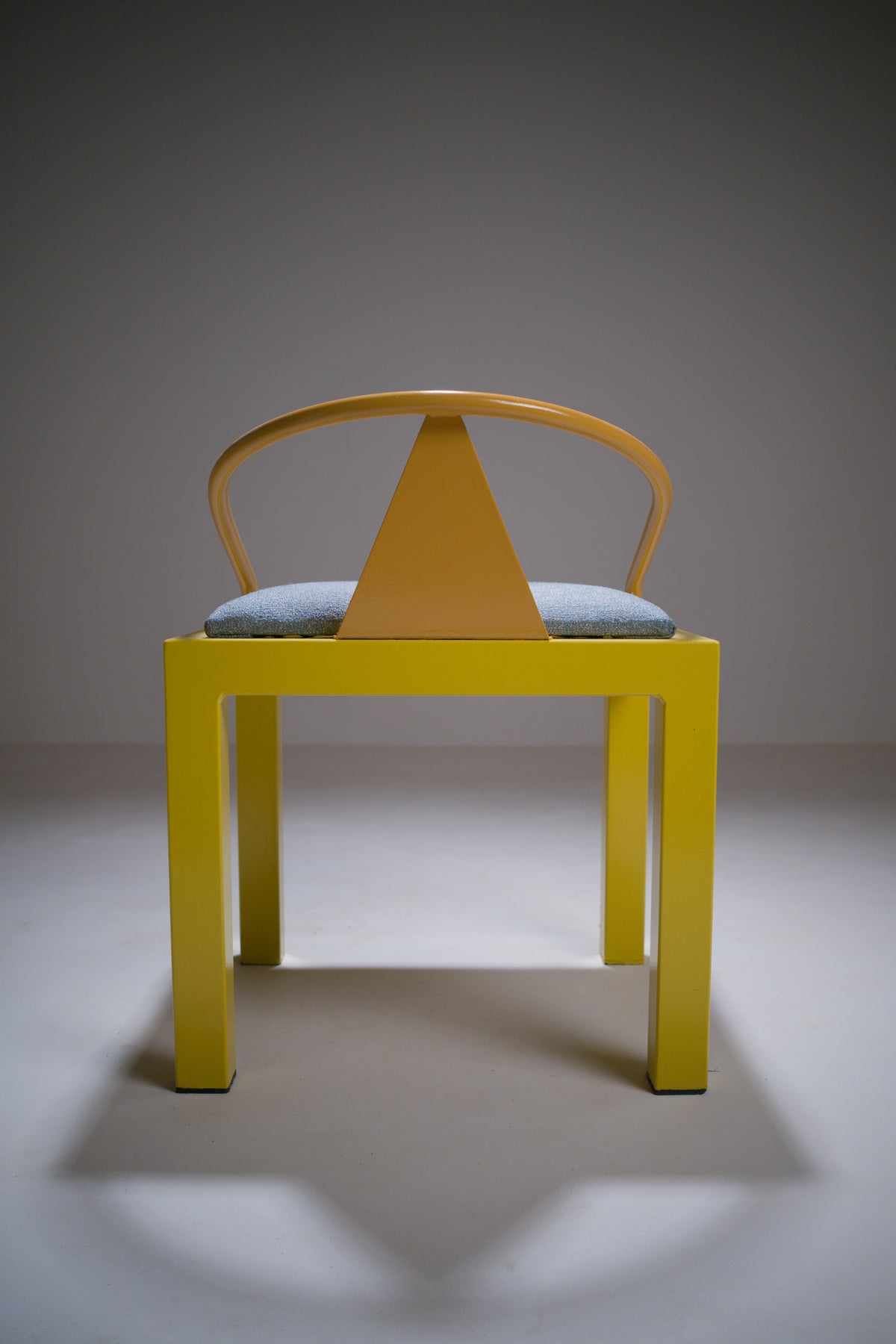 Chaise postmoderne esprit Memphis.