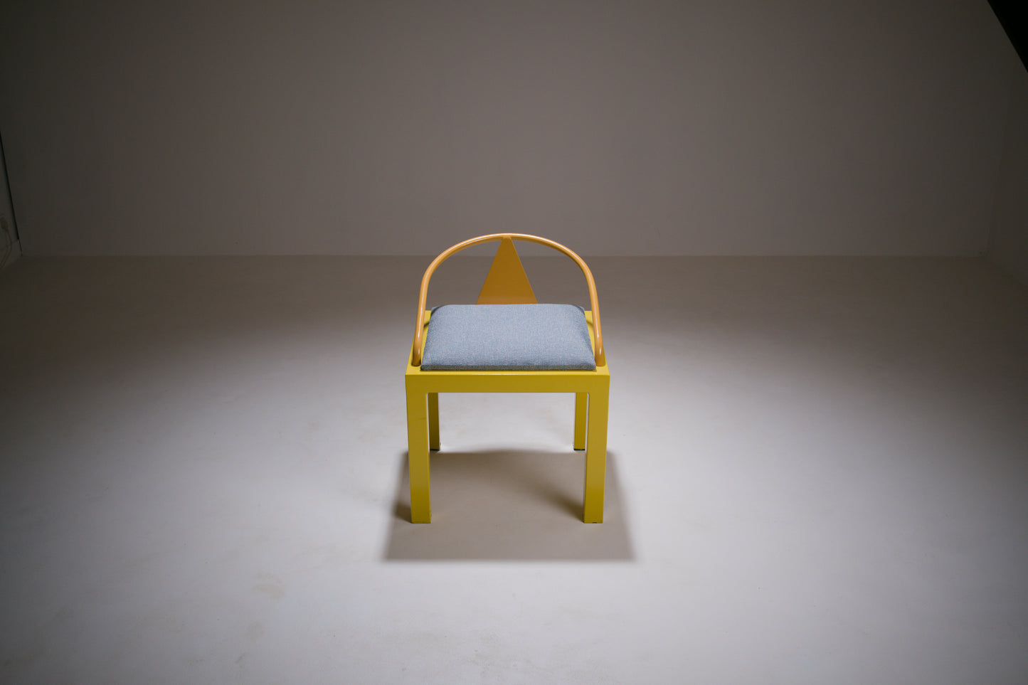 Chaise postmoderne en métal laqué jaune et bleu, esprit Memphis