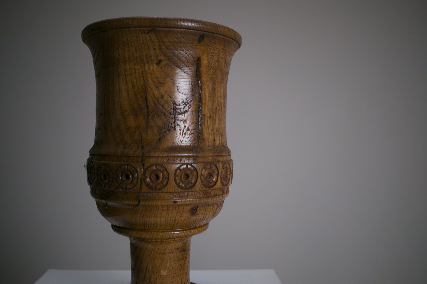 Vase calice sculpté en chêne massif, travail artisanal