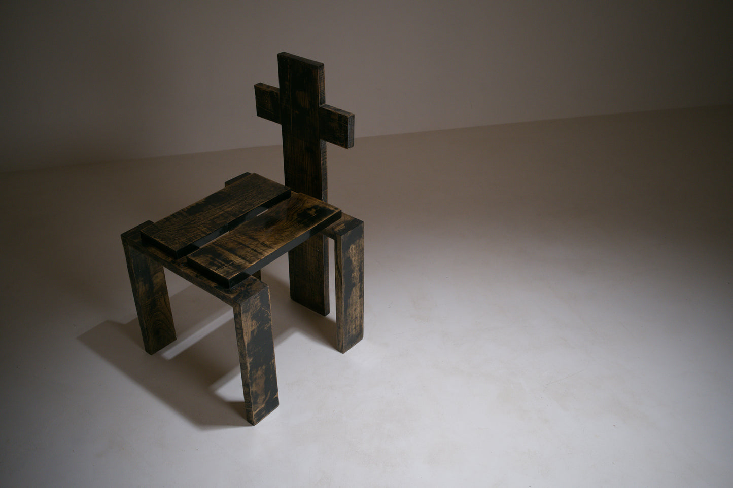 Chaise sculpturale en chêne laqué