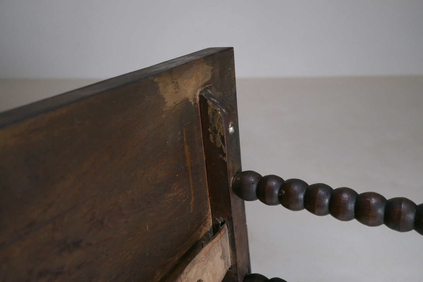 Petite table basse rustique à piètement tourné