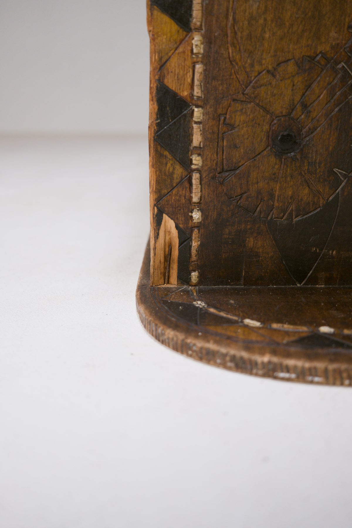 Étagère Art déco pyrogravée et teintée, vers 1920