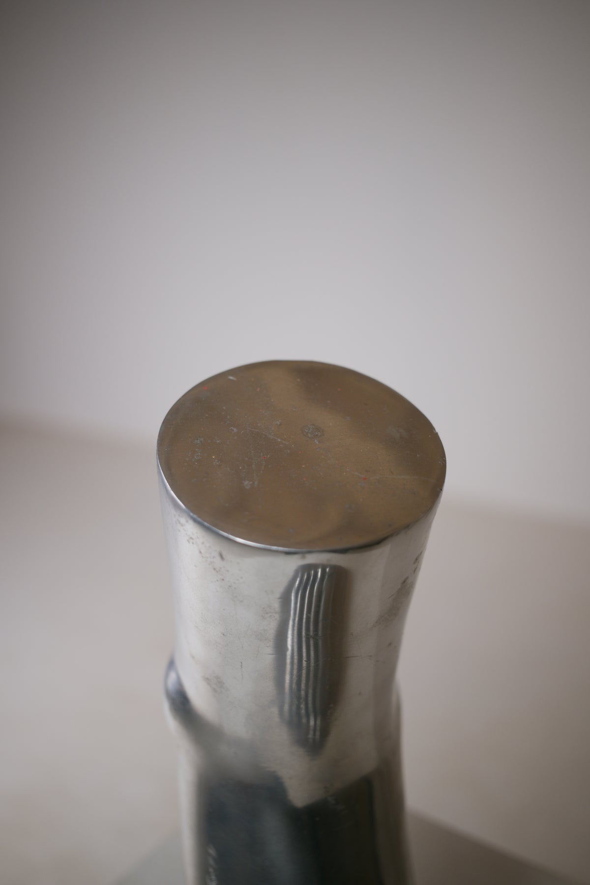 Pied sculptural en aluminium poli