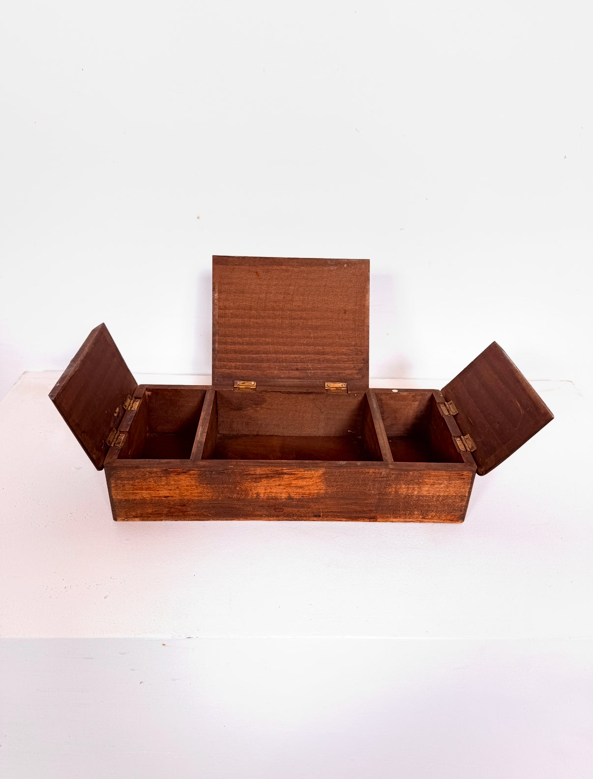 Ancienne boîte à bijoux en bois gravé
