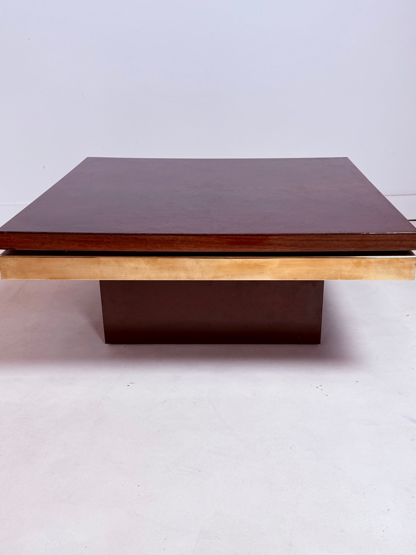 Table basse en loupe d’orme et laiton par Roche & Bobois