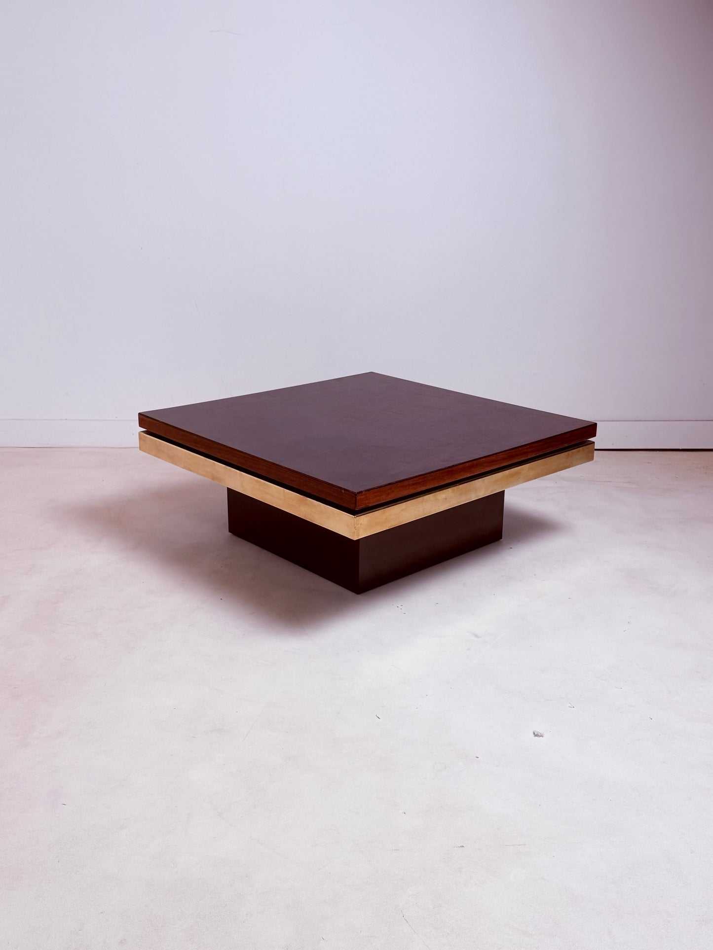 Table basse en loupe d’orme et laiton par Roche & Bobois