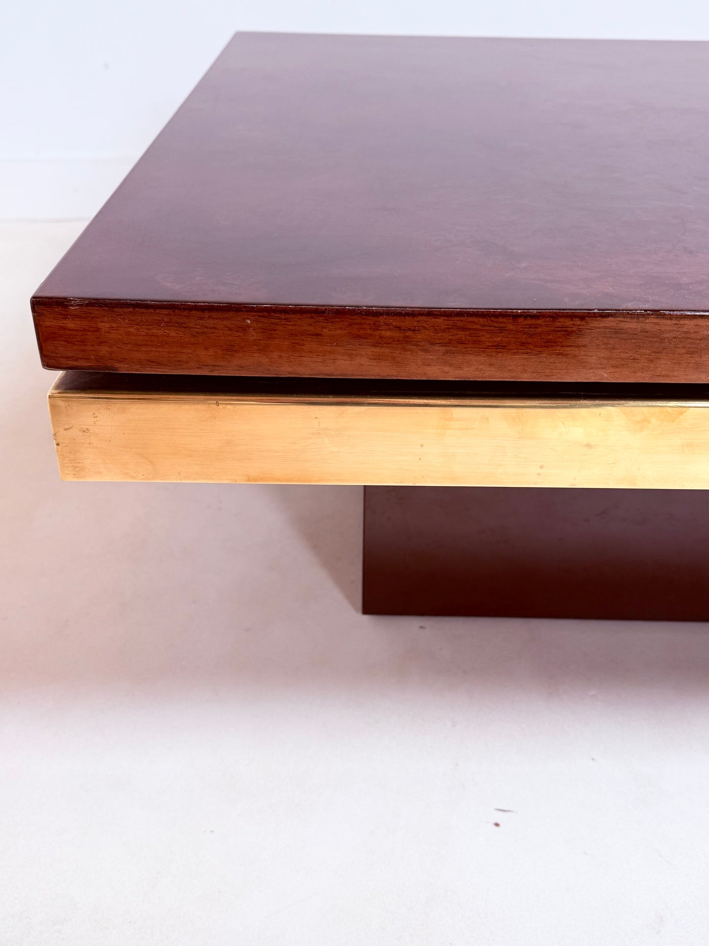 Table basse en loupe d’orme et laiton par Roche & Bobois