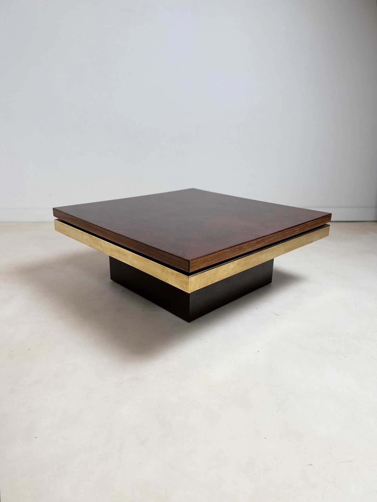 Table basse en loupe d’orme et laiton par Roche & Bobois