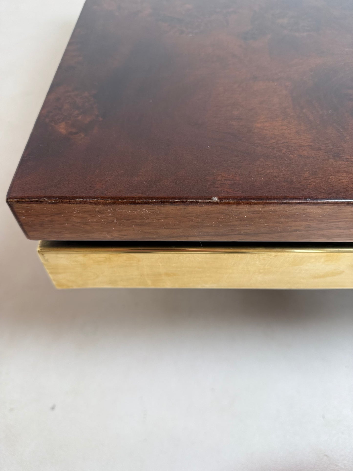 Table basse en loupe d’orme et laiton par Roche & Bobois