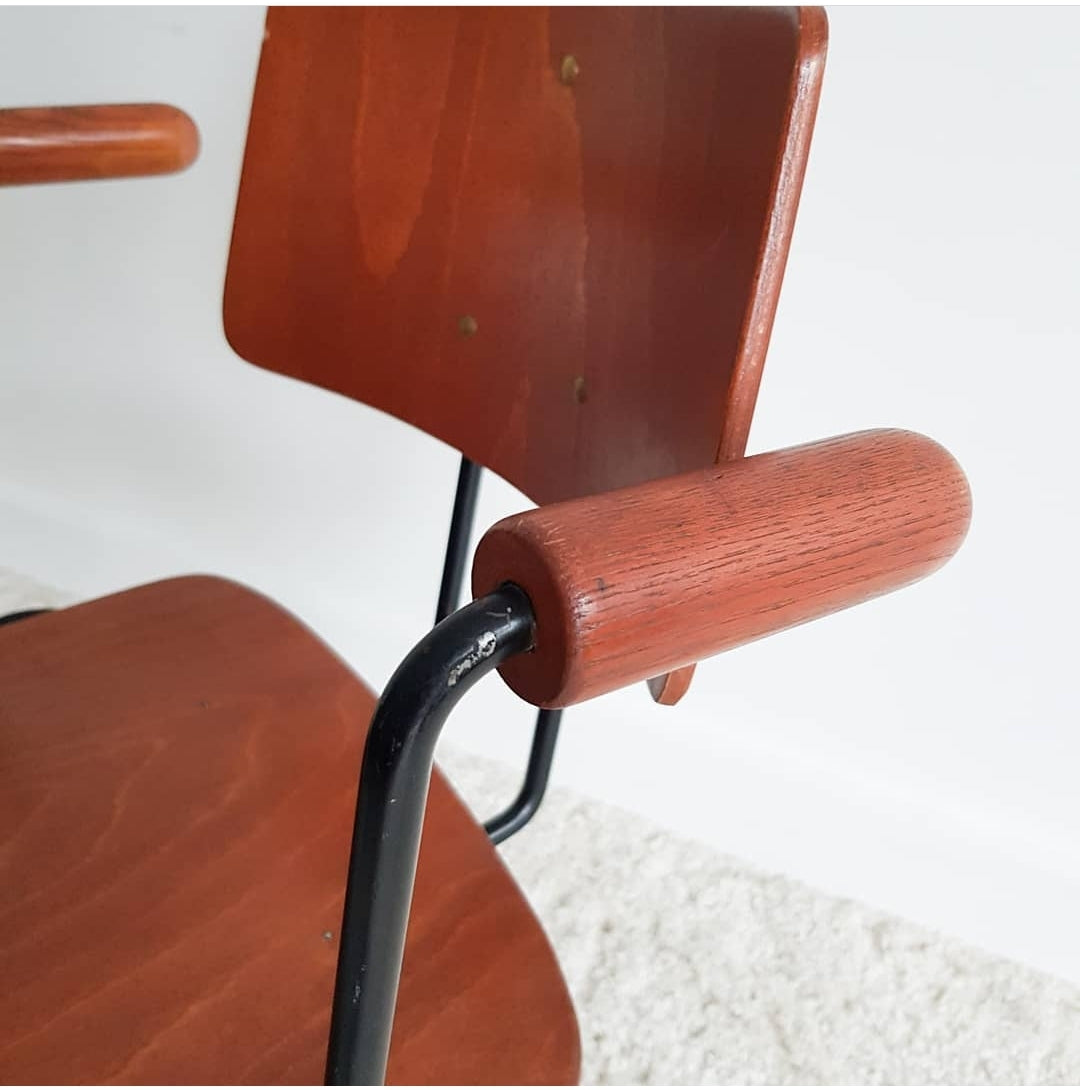 Petit fauteuil de bureau dans le goût de Willy Van Der Meeren.