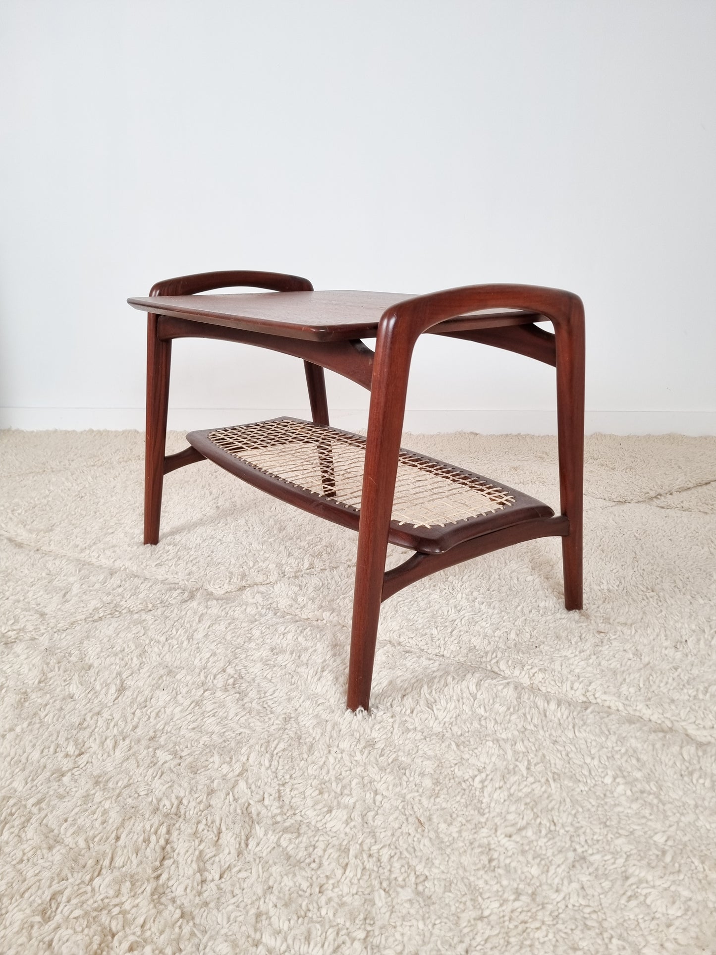 Table d'appoint "Marja" en cannage par Louis Van Teeffelen