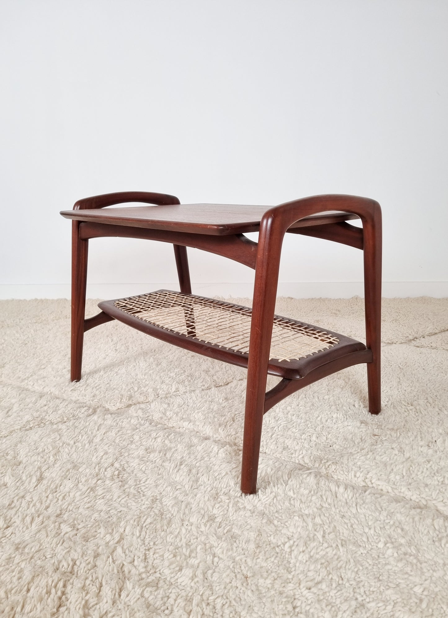 Table d'appoint "Marja" en cannage par Louis Van Teeffelen