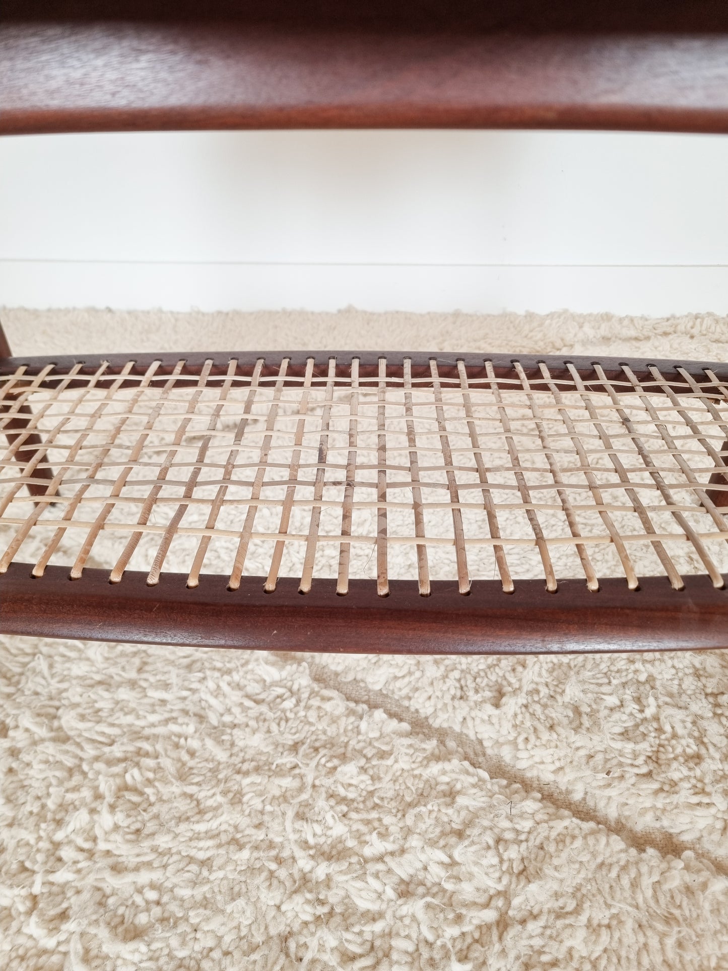 Table d'appoint "Marja" en cannage par Louis Van Teeffelen