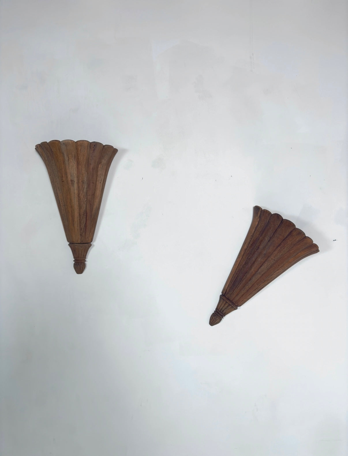 Appliques murales néoclassiques en bois sculpté