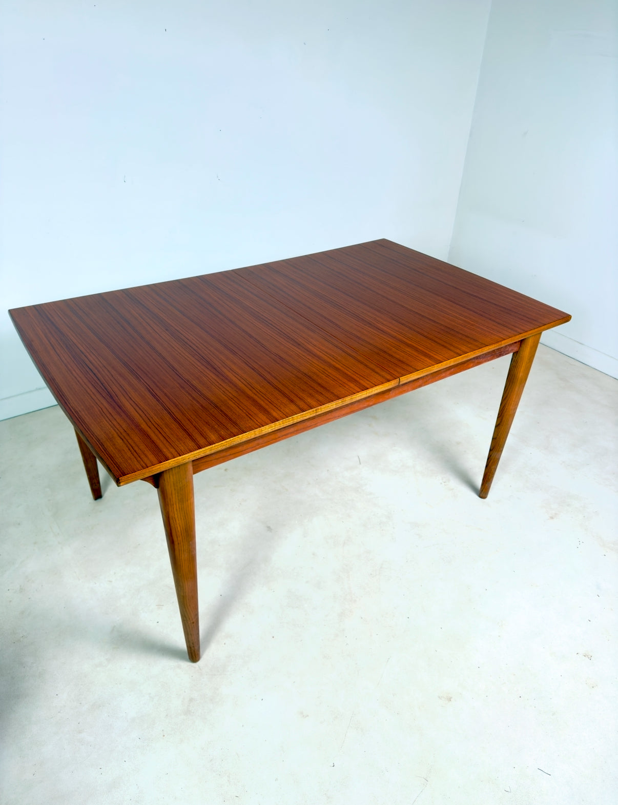 Table de salle à manger de style scandinave à rallonges intégrées.