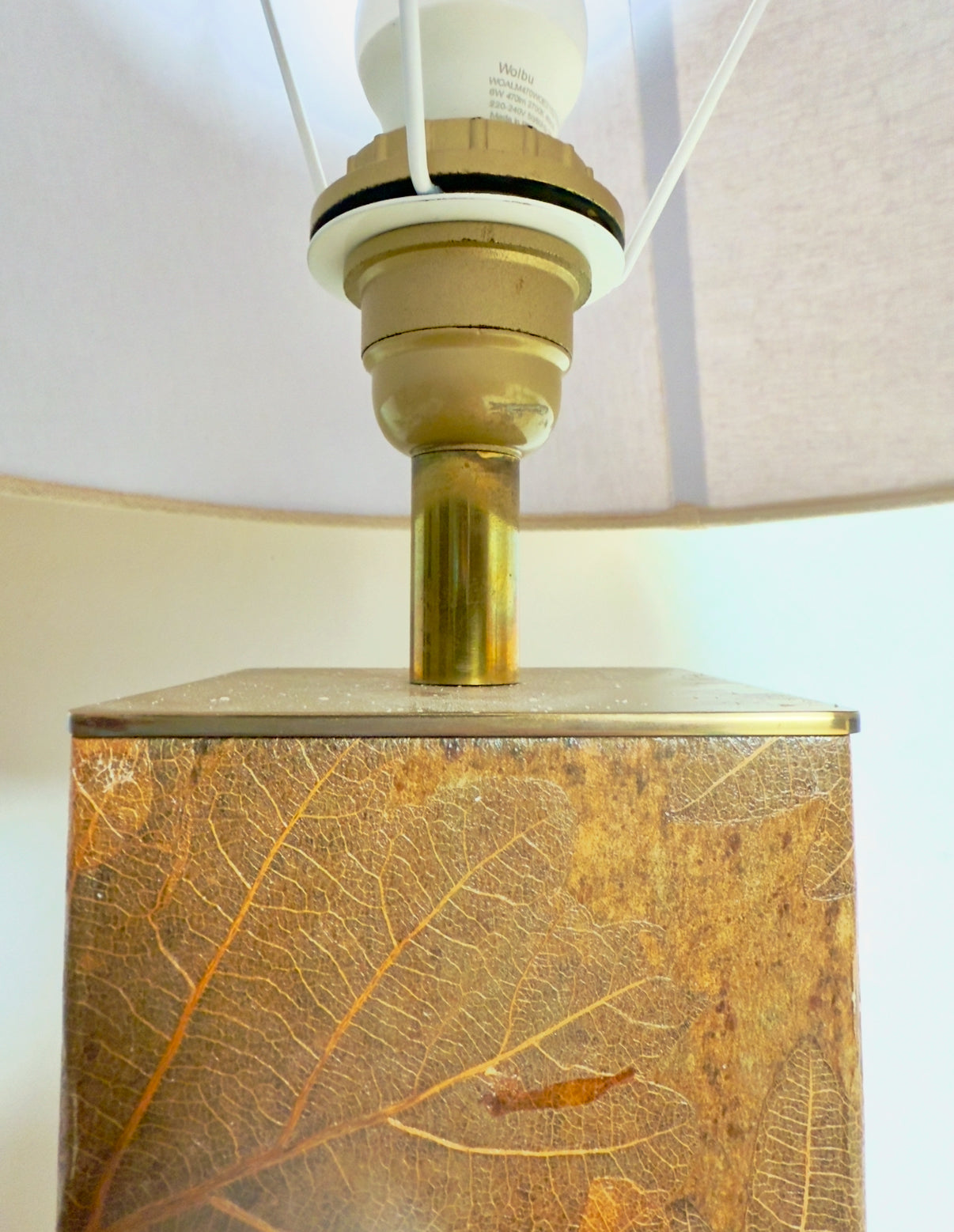 Lampe « Hollywood Regency » à décor de feuilles séchées