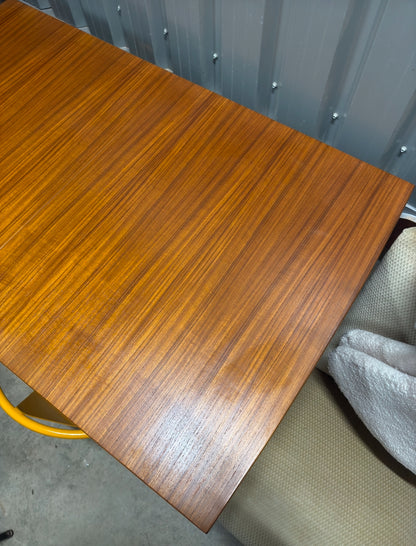 Table de salle à manger de style scandinave à rallonges intégrées.