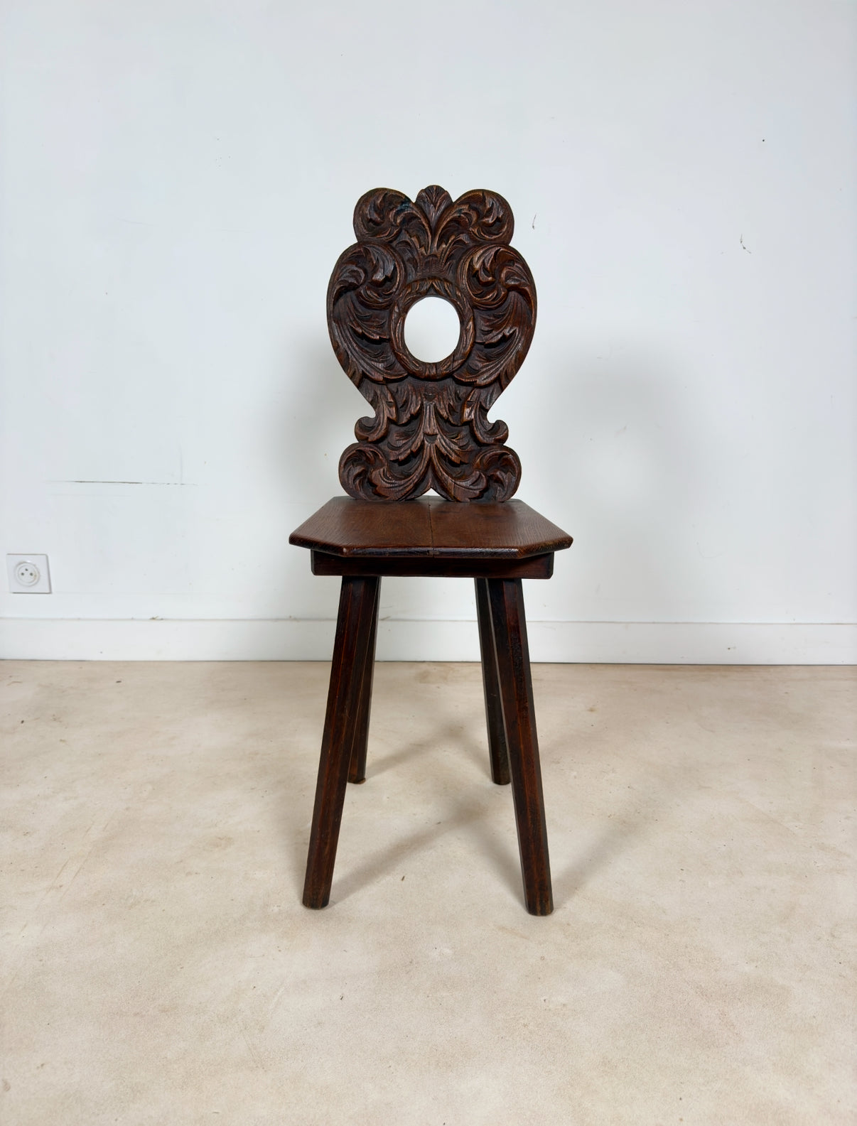 Petite chaise sculptée type escabelle du 19 ème siècle