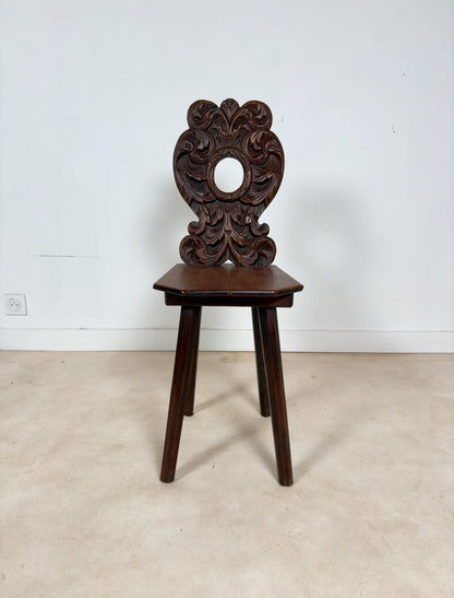 Petite chaise sculptée type escabelle du 19 ème siècle