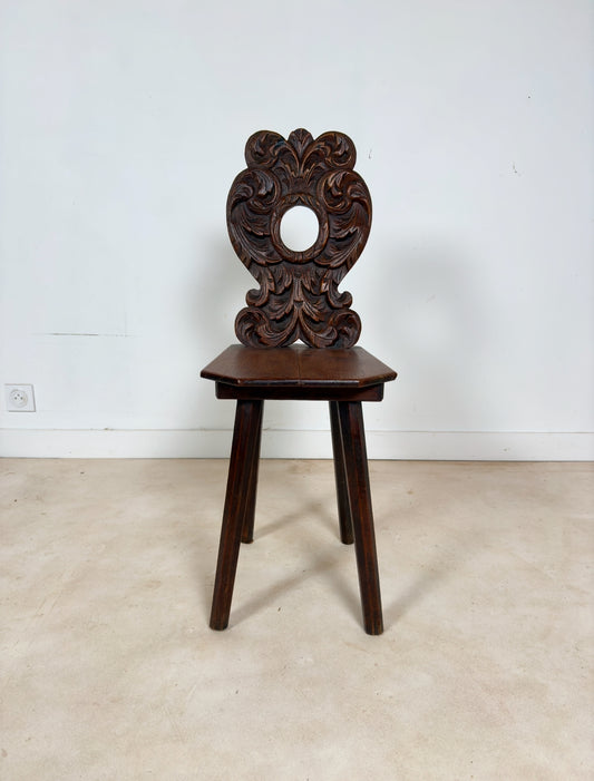 Petite chaise sculptée type escabelle du 19 ème siècle
