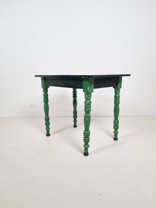 Table de style Louis Philippe verte