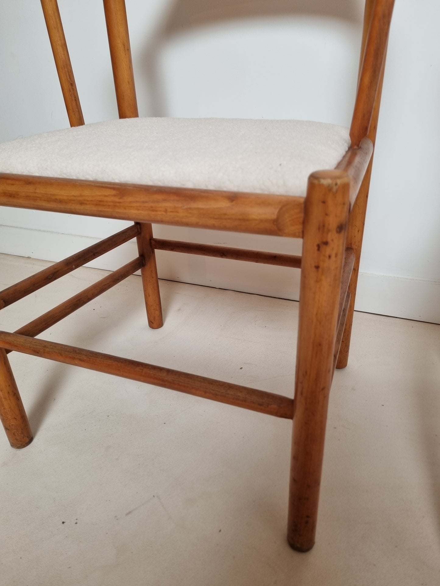 Chaise vintage en pin dans les goût des éditions Sentou