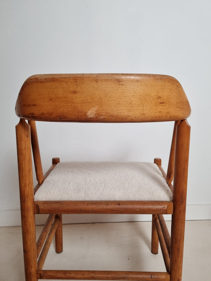 Chaise vintage en pin dans les goût des éditions Sentou