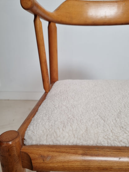 Chaise vintage en pin dans les goût des éditions Sentou