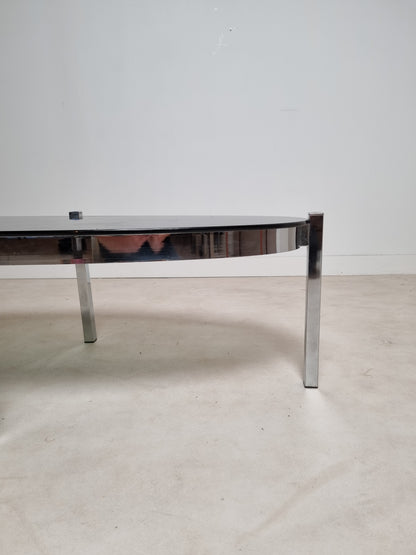 Table basse ovale en métal chromé et au verre fumé