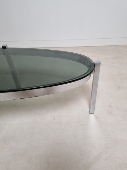 Table basse ovale en métal chromé et au verre fumé